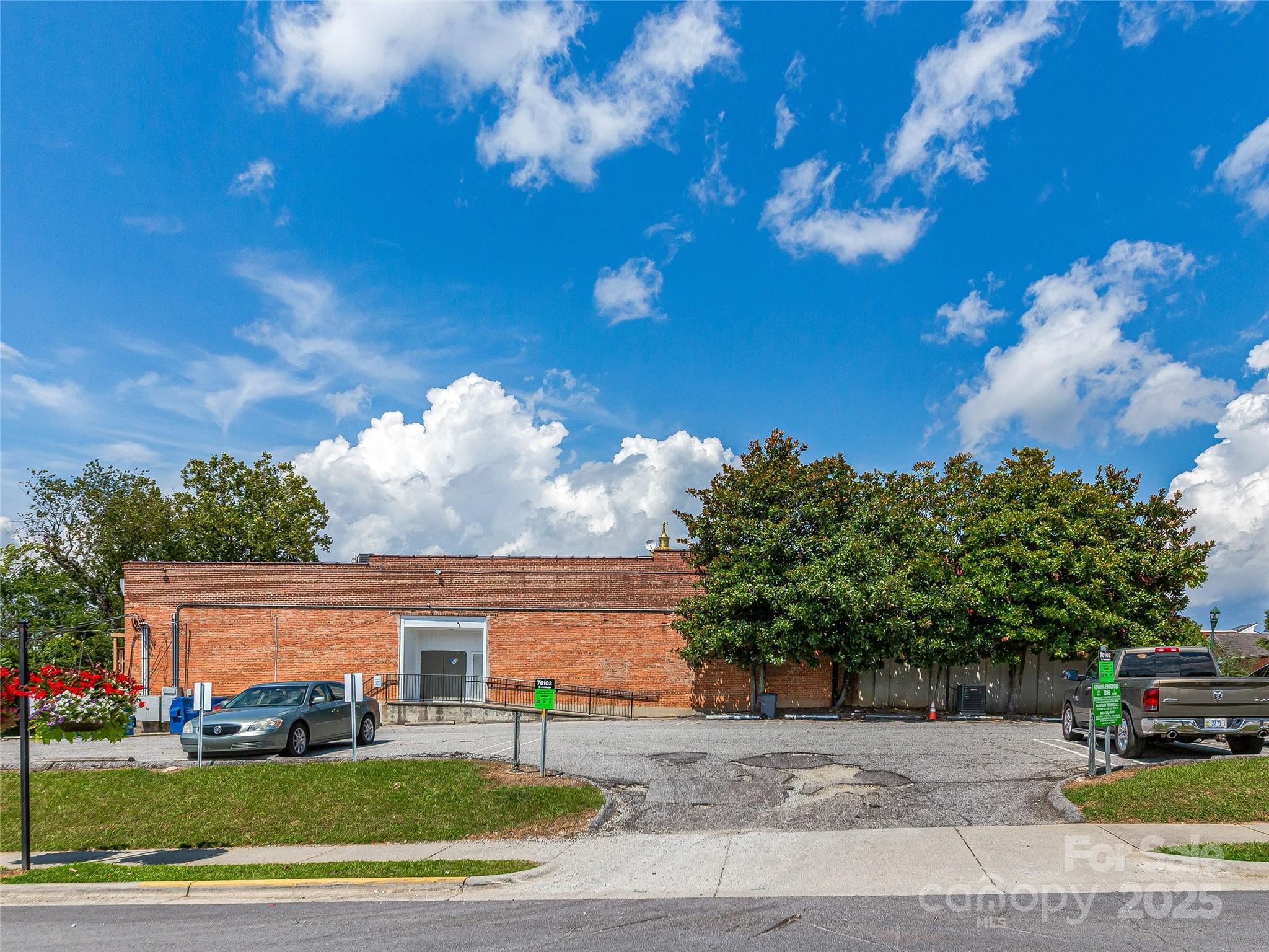 125 S Main Street Hendersonville NC 28792