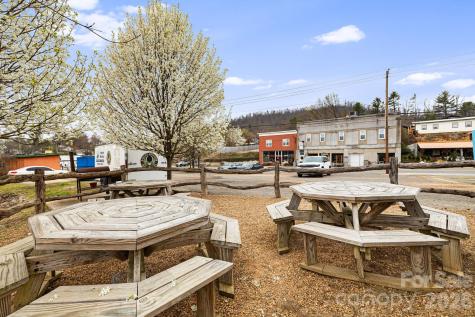 670 Oak Avenue Spruce Pine NC 28777