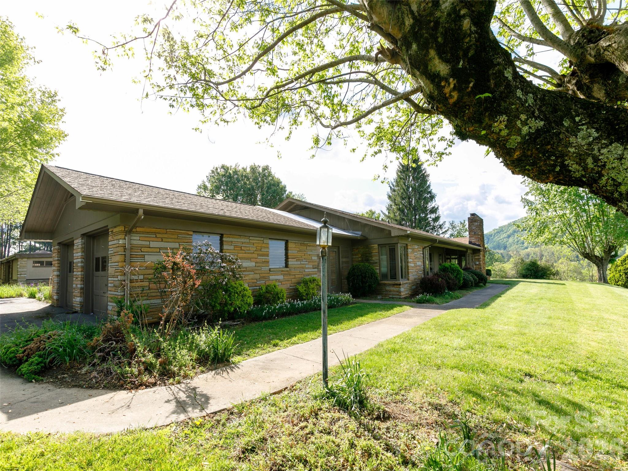 110 Crest View Road Burnsville NC 28714