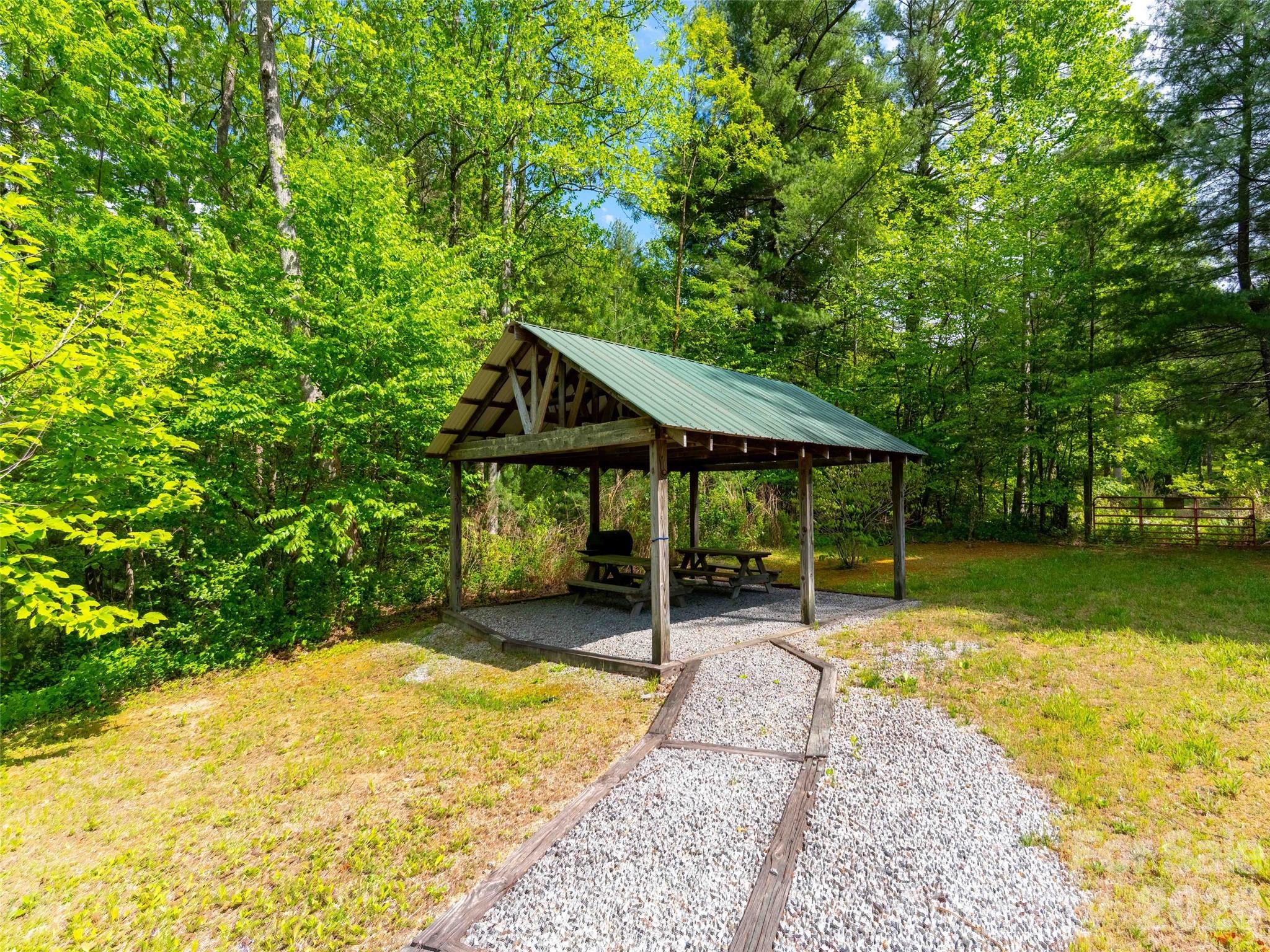 661 Whites Lake Boulevard Saluda NC 28773
