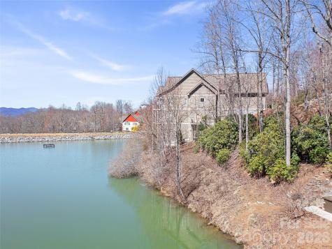 82 Narrows Run Loop Hendersonville NC 28791