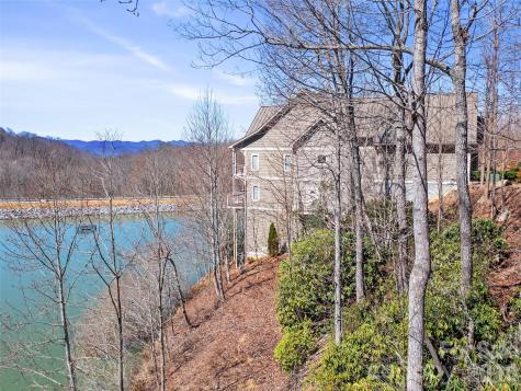 82 Narrows Run Loop Hendersonville NC 28791