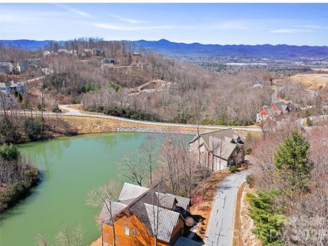 82 Narrows Run Loop Hendersonville NC 28791