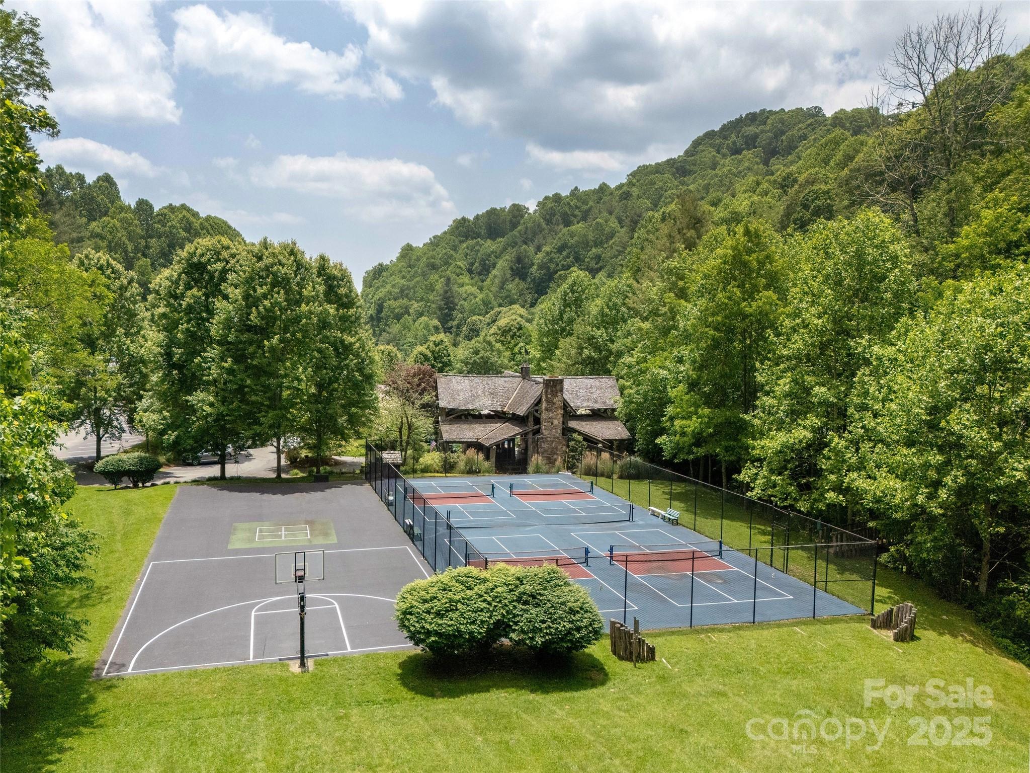 000 Tearshirt Lane Mars Hill NC 28754