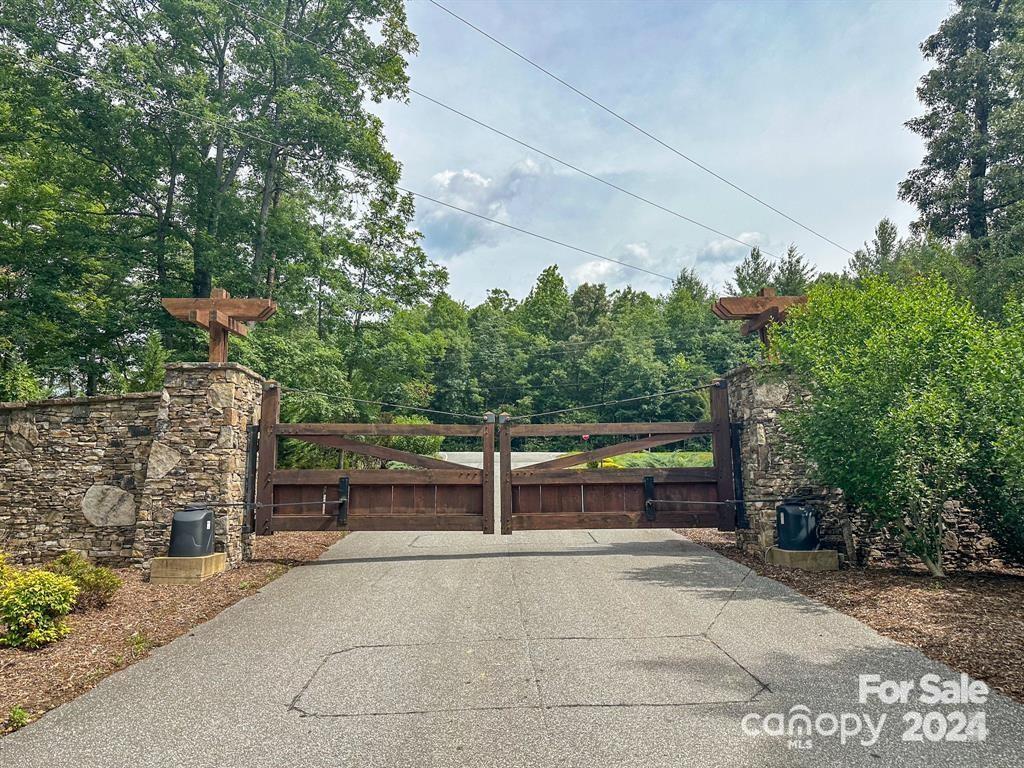 26 Peninsula Reserve Road Nebo NC 28761