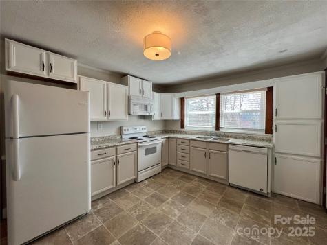 135 Haynes Street Hendersonville NC 28791