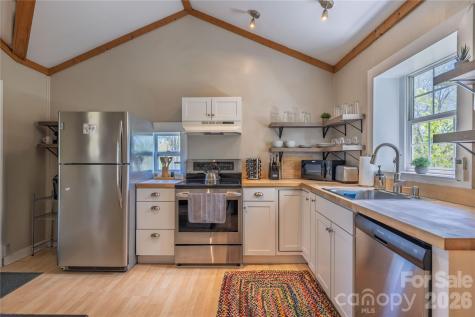 18 Hopedale Circle Asheville NC 28806