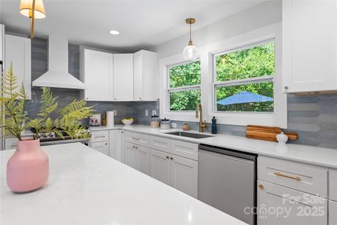 16 Graystone Road Asheville NC 28804