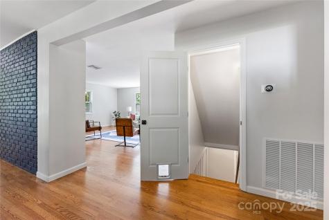 16 Graystone Road Asheville NC 28804