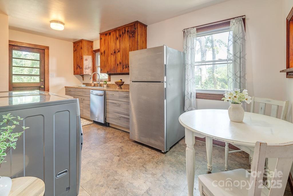 28 Robindale Avenue Asheville NC 28801