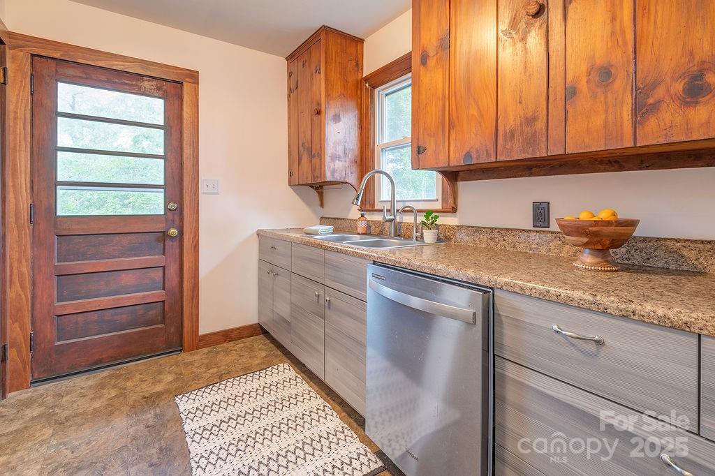 28 Robindale Avenue Asheville NC 28801