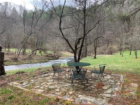 8184 Jacks Creek Road Green Mountain NC 28740