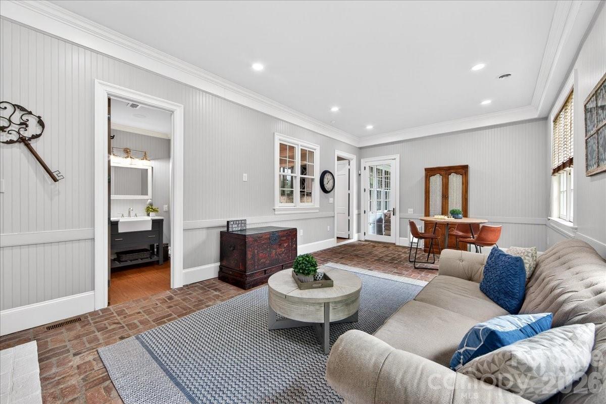 2135 Sharon Avenue Charlotte NC 28211
