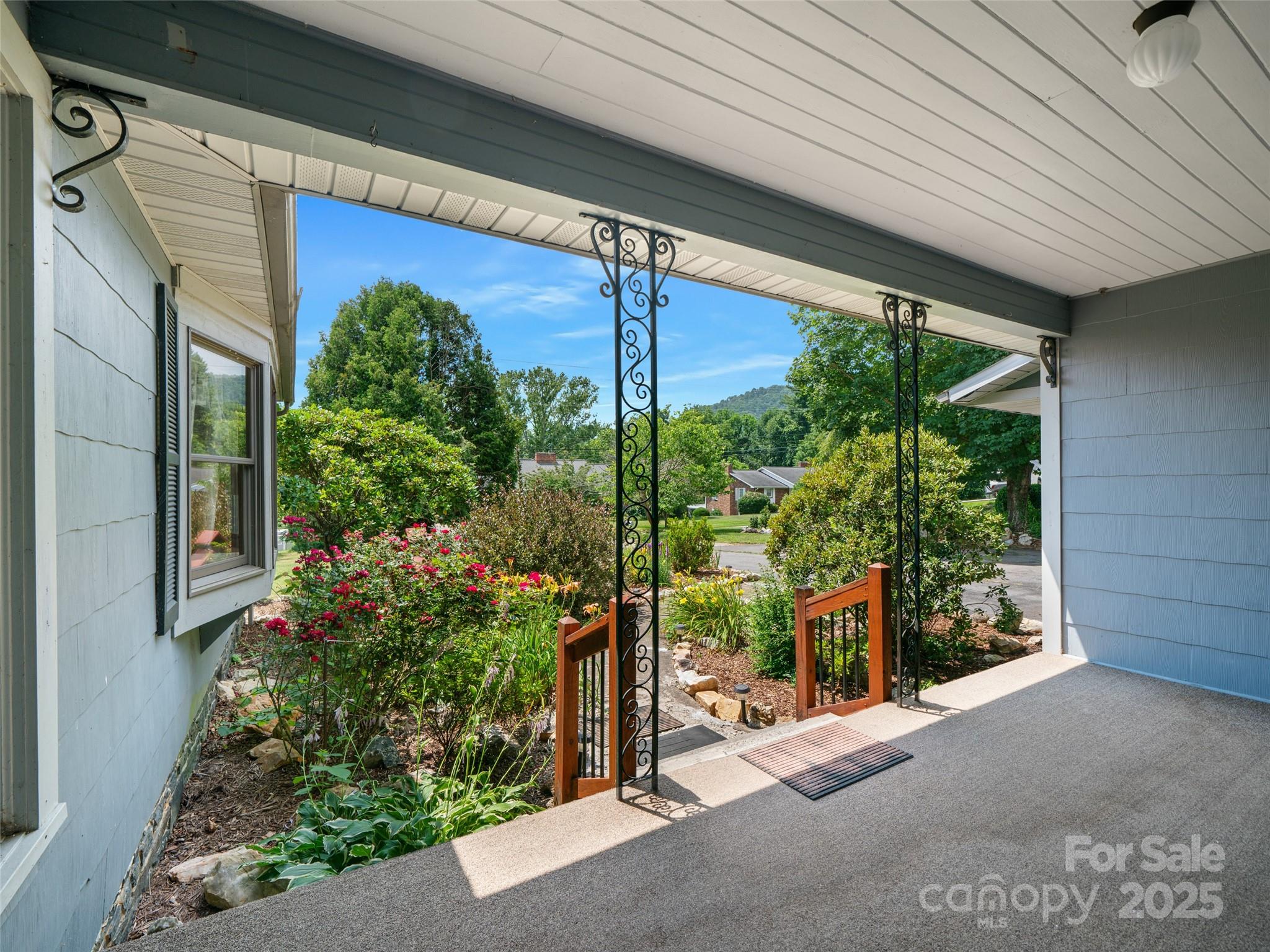 12 Robertson Street Burnsville NC 28714