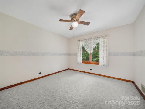 12 Robertson Street Burnsville NC 28714