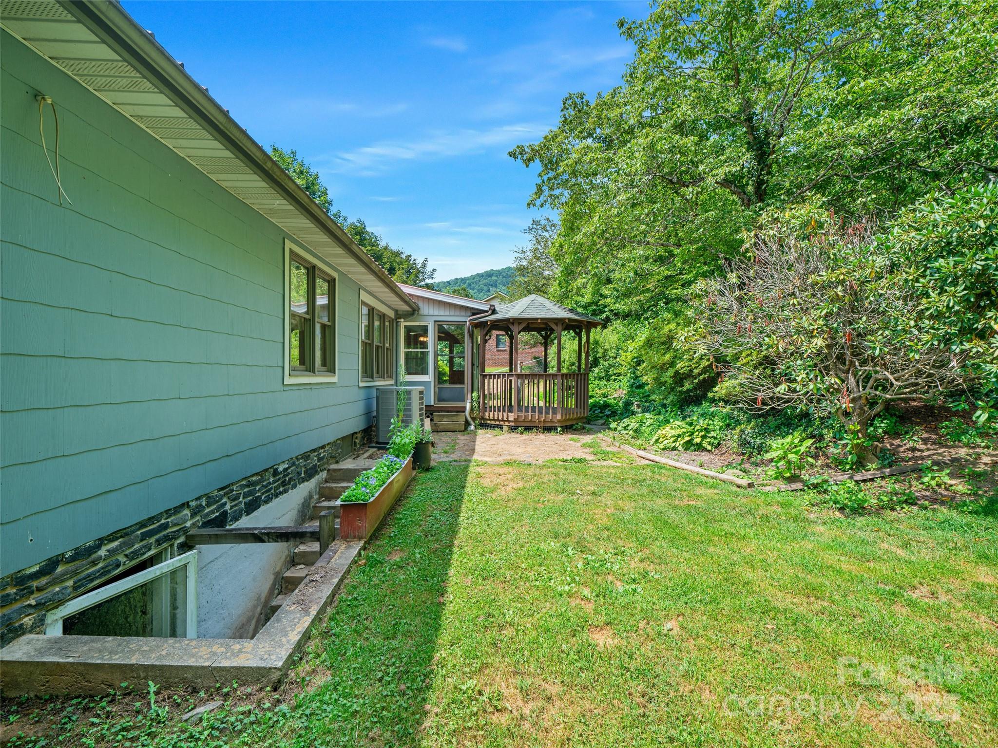 12 Robertson Street Burnsville NC 28714