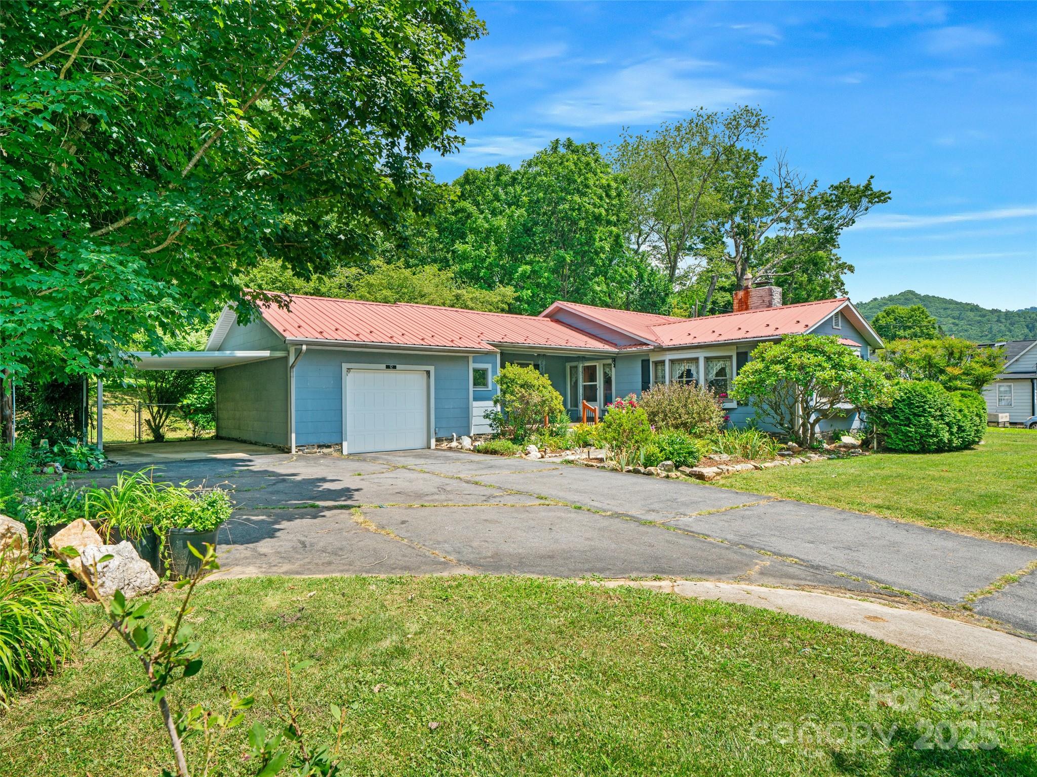 12 Robertson Street Burnsville NC 28714