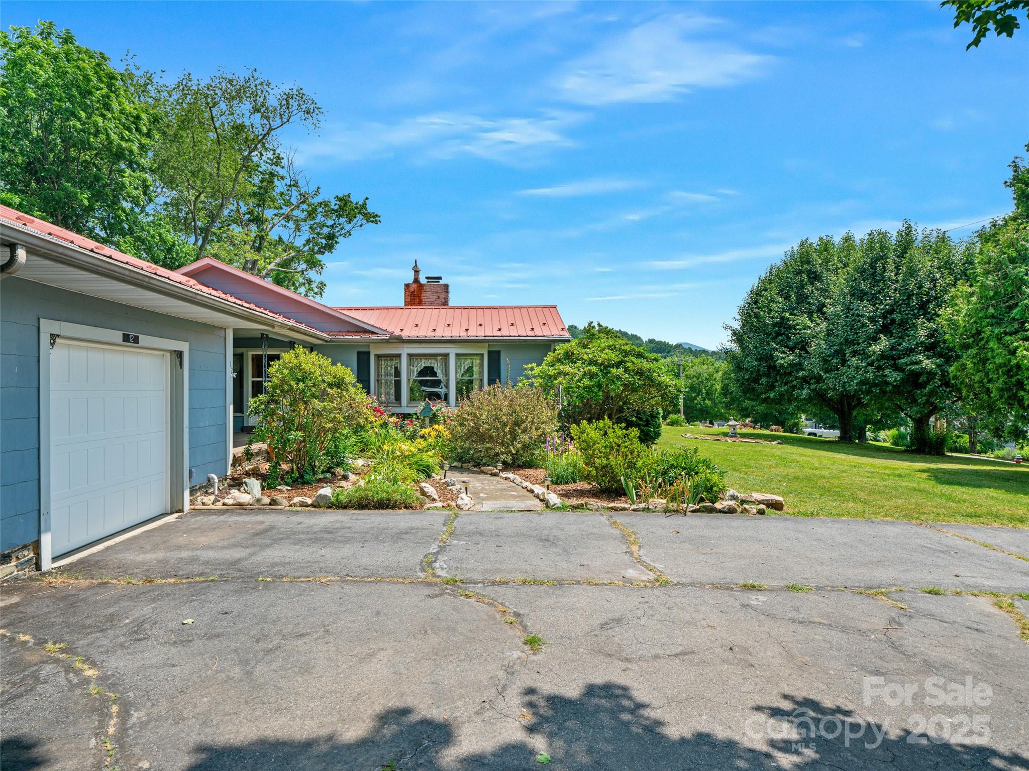 12 Robertson Street Burnsville NC 28714