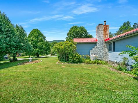 12 Robertson Street Burnsville NC 28714
