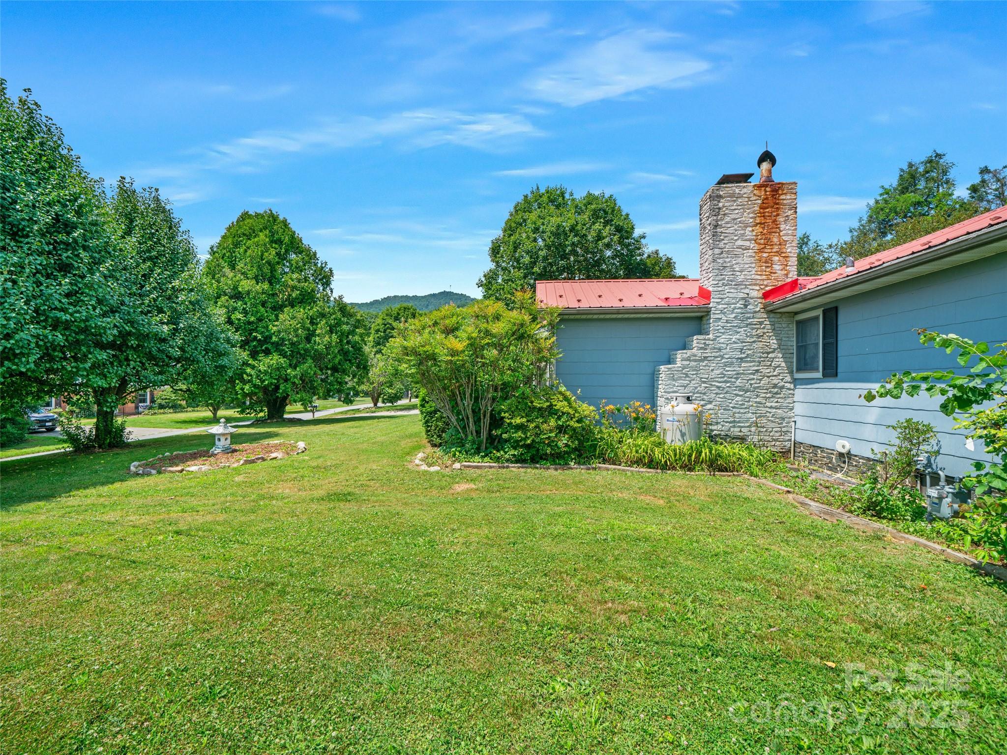 12 Robertson Street Burnsville NC 28714