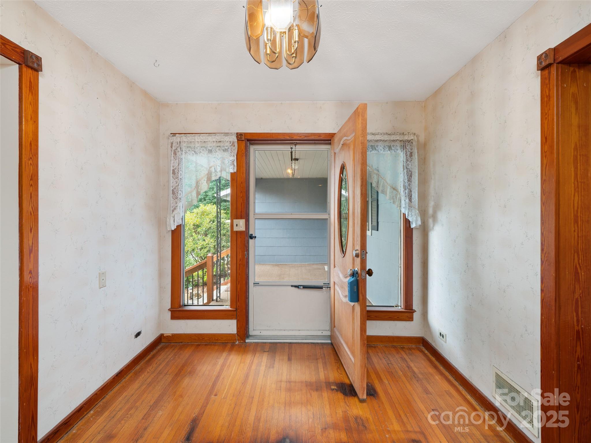 12 Robertson Street Burnsville NC 28714