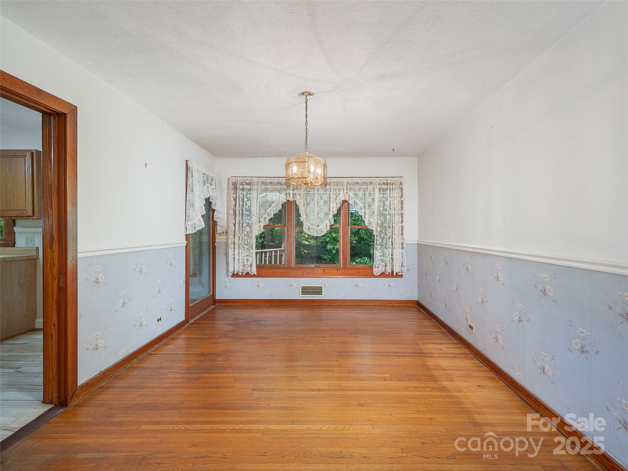 12 Robertson Street Burnsville NC 28714