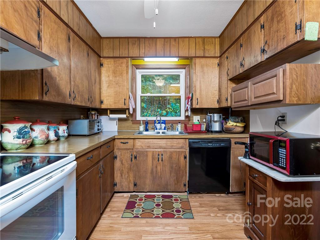 8, 50 And 200 Cc Farm Road Burnsville NC 28714