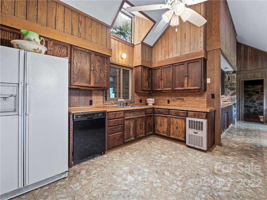 8, 50 And 200 Cc Farm Road Burnsville NC 28714