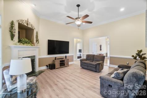 8000 Tottenham Drive Harrisburg NC 28075