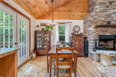 77 Bear Track Lane Saluda NC 28773