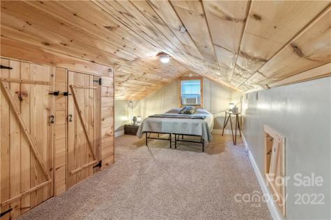 77 Bear Track Lane Saluda NC 28773