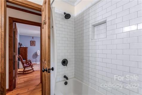 77 Bear Track Lane Saluda NC 28773