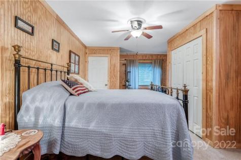 77 Bear Track Lane Saluda NC 28773