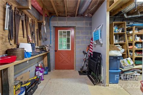 77 Bear Track Lane Saluda NC 28773