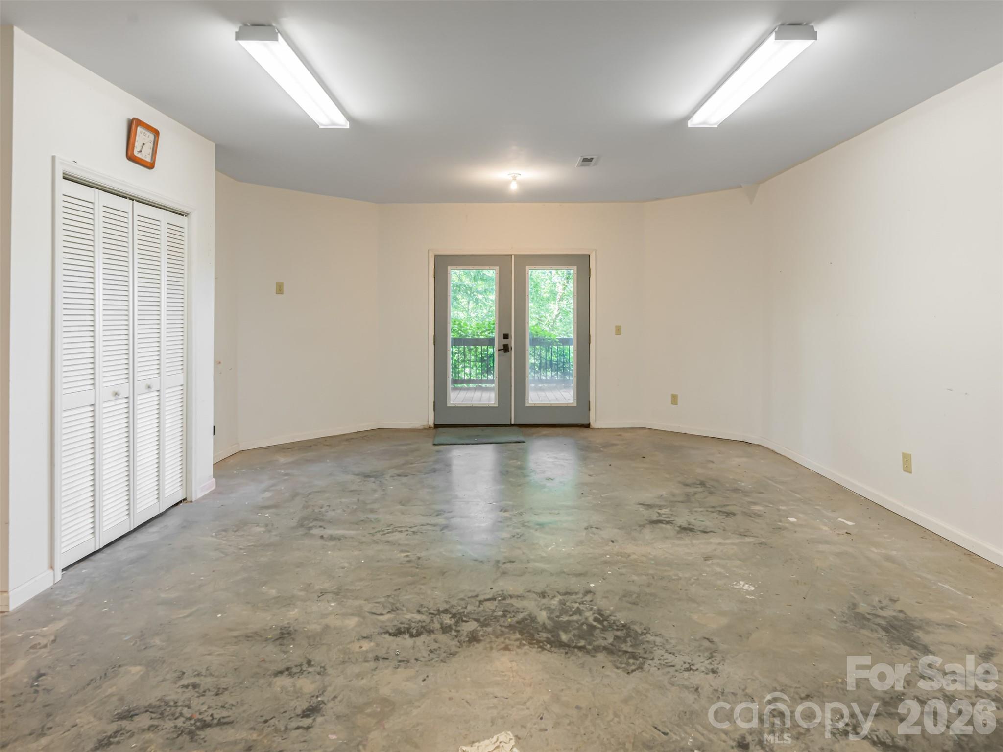 935 Whites Lake Boulevard Saluda NC 28773