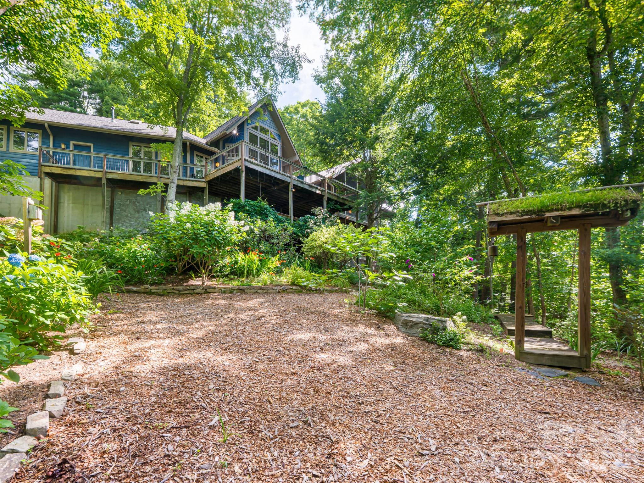 935 Whites Lake Boulevard Saluda NC 28773