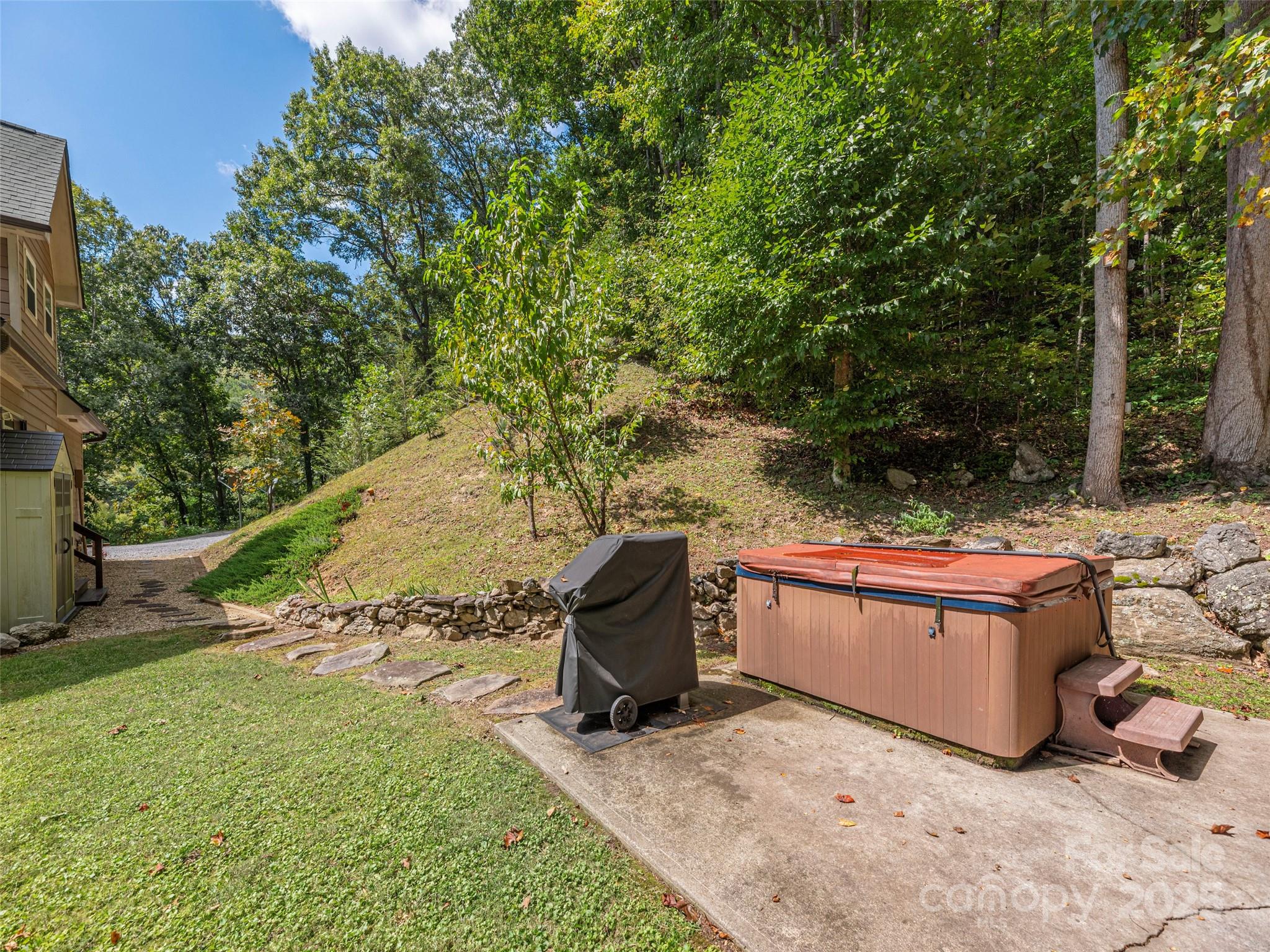 27 Little Roundtop Road Clyde NC 28721