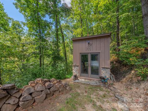 27 Little Roundtop Road Clyde NC 28721