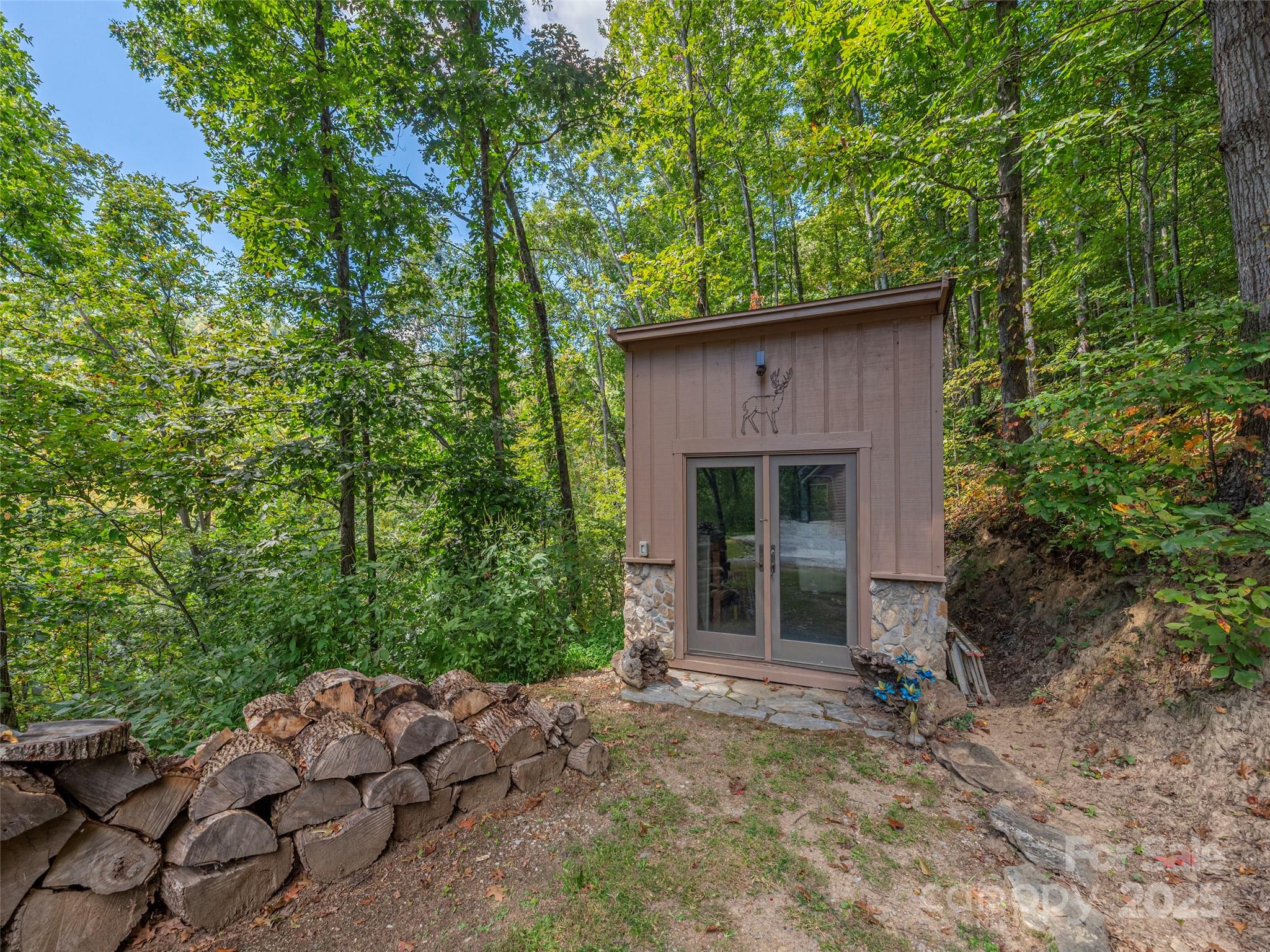 27 Little Roundtop Road Clyde NC 28721