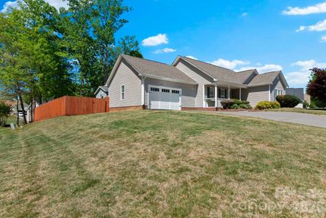 1796 Pebble Run Lane Clemmons NC 27012
