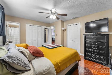 1757 Castlewood Court Hickory NC 28602