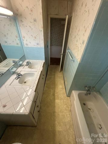 626 Willowbrook Lane Winston Salem NC 27104