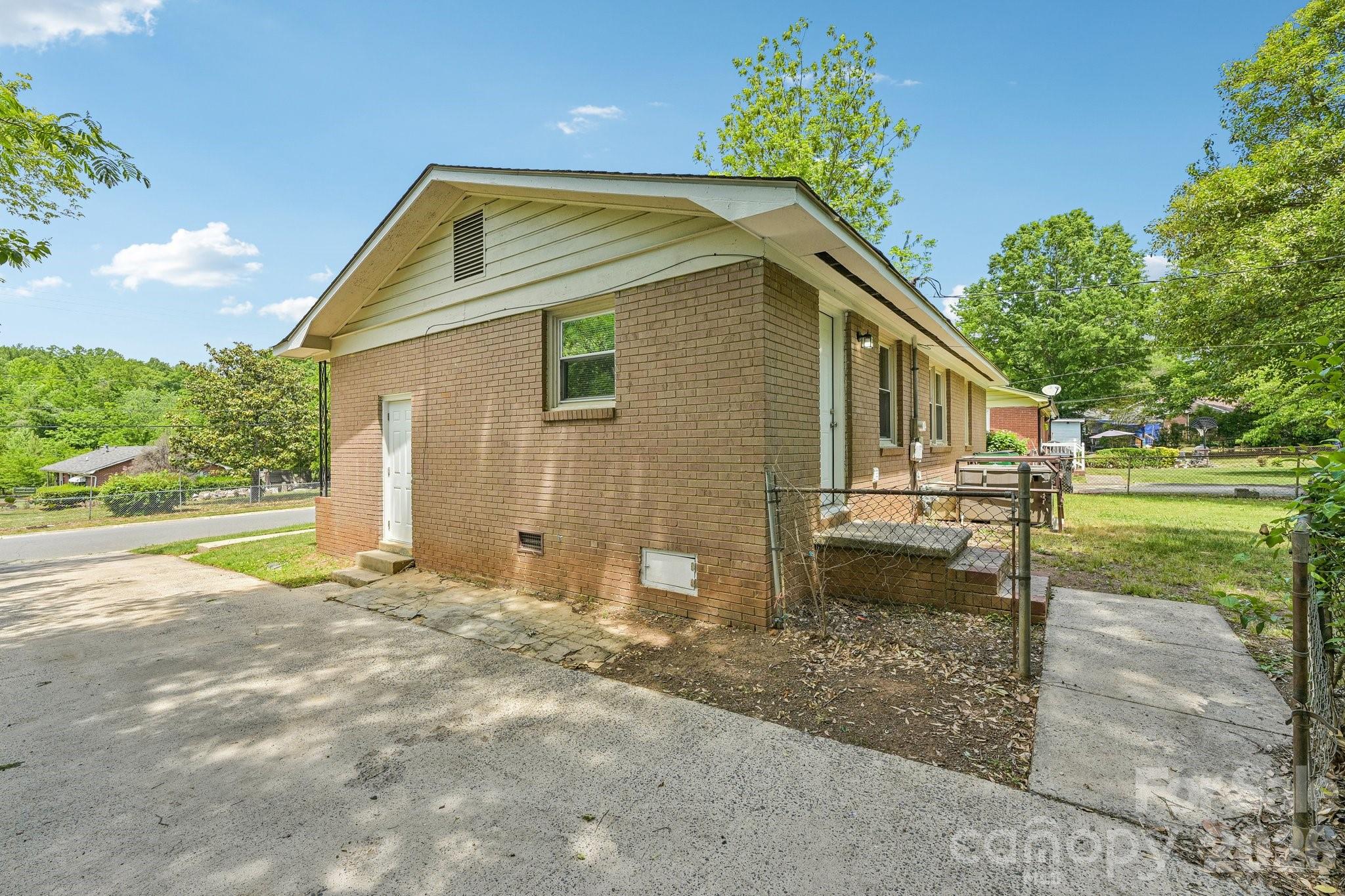 3935 Crestridge Drive Charlotte NC 28217