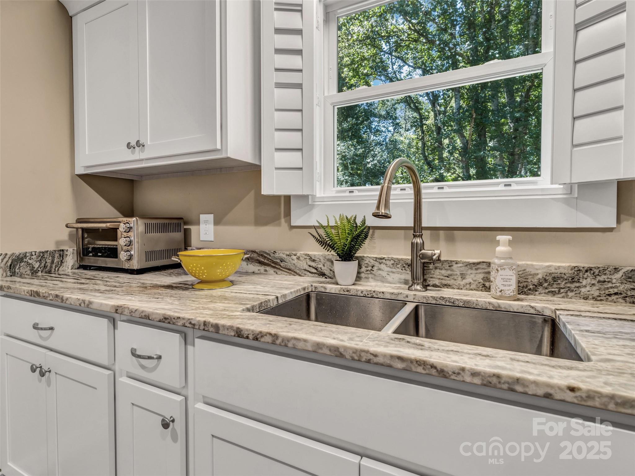 212 Walt Drive Hendersonville NC 28792