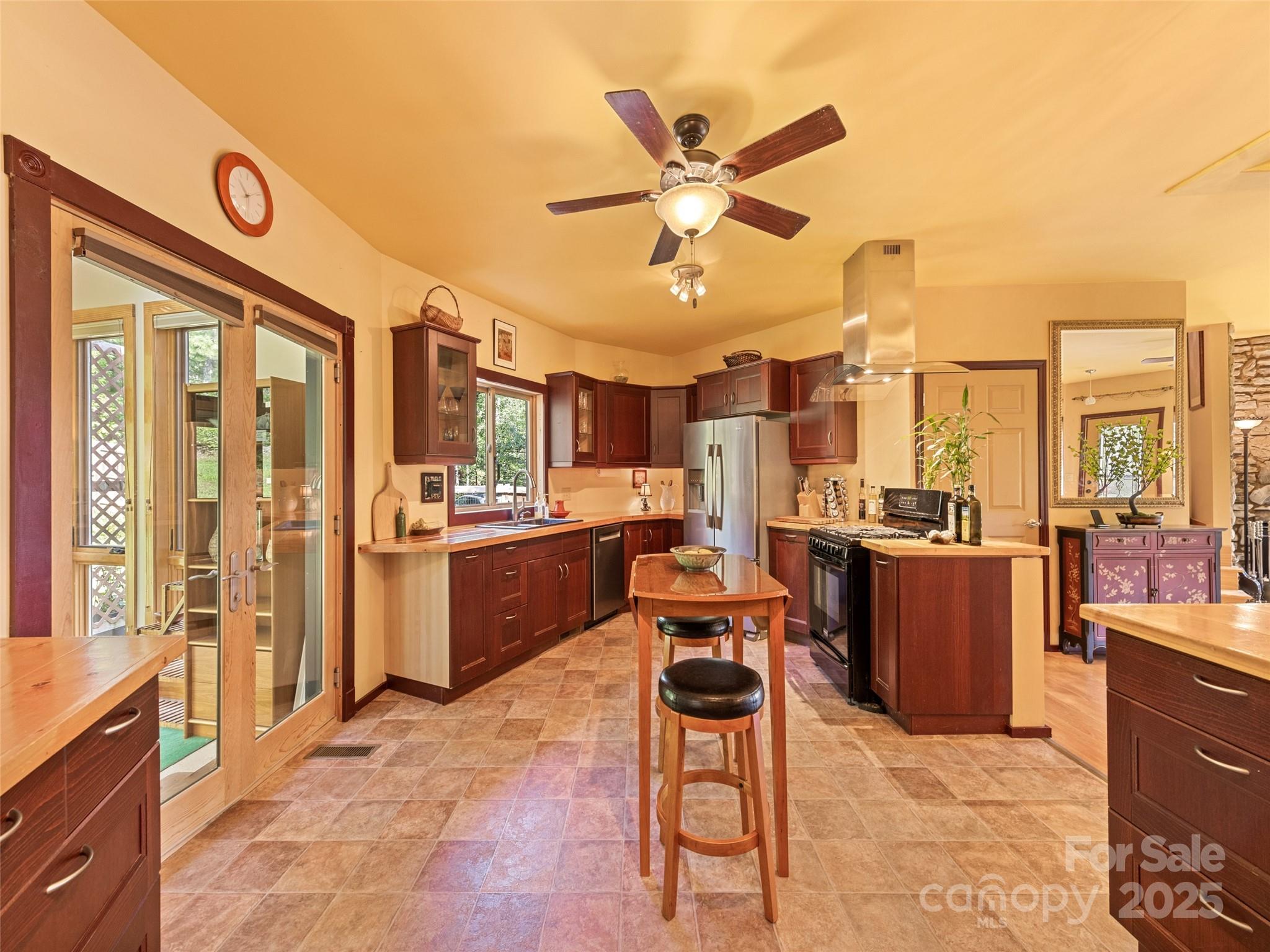 2675 Holbert Cove Road Saluda NC 28773