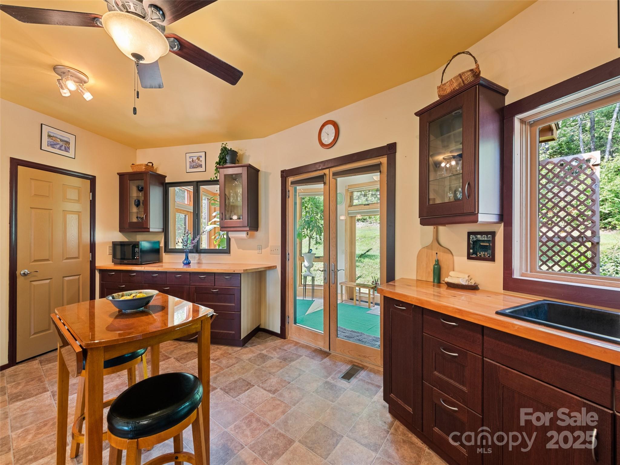 2675 Holbert Cove Road Saluda NC 28773