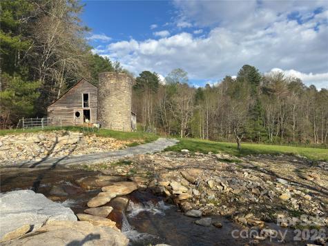 1422 Middle Fork Road Hendersonville NC 28792