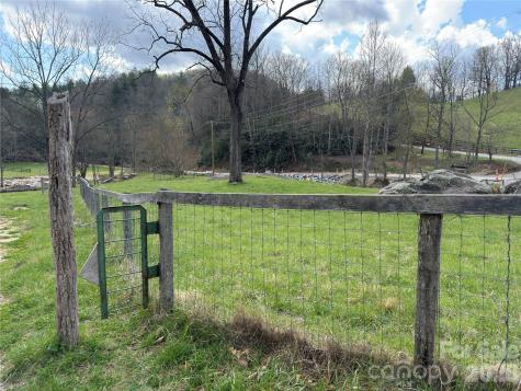 1422 Middle Fork Road Hendersonville NC 28792