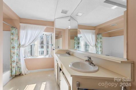 32 Beverly Road W Asheville NC 28806