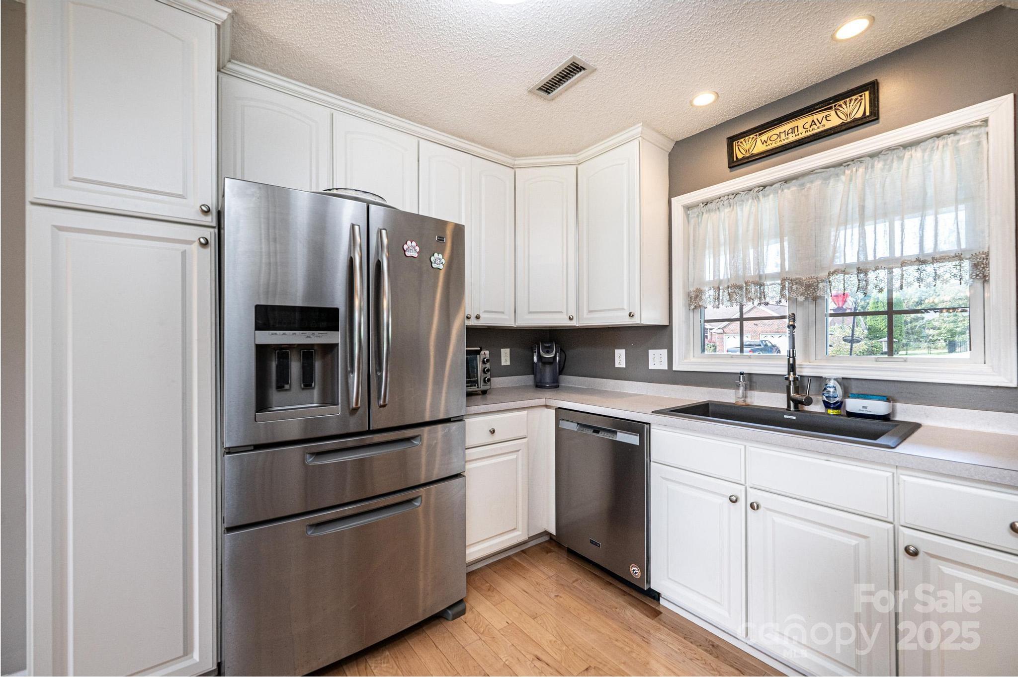 1472 Sweetbriar Lane Hickory NC 28602